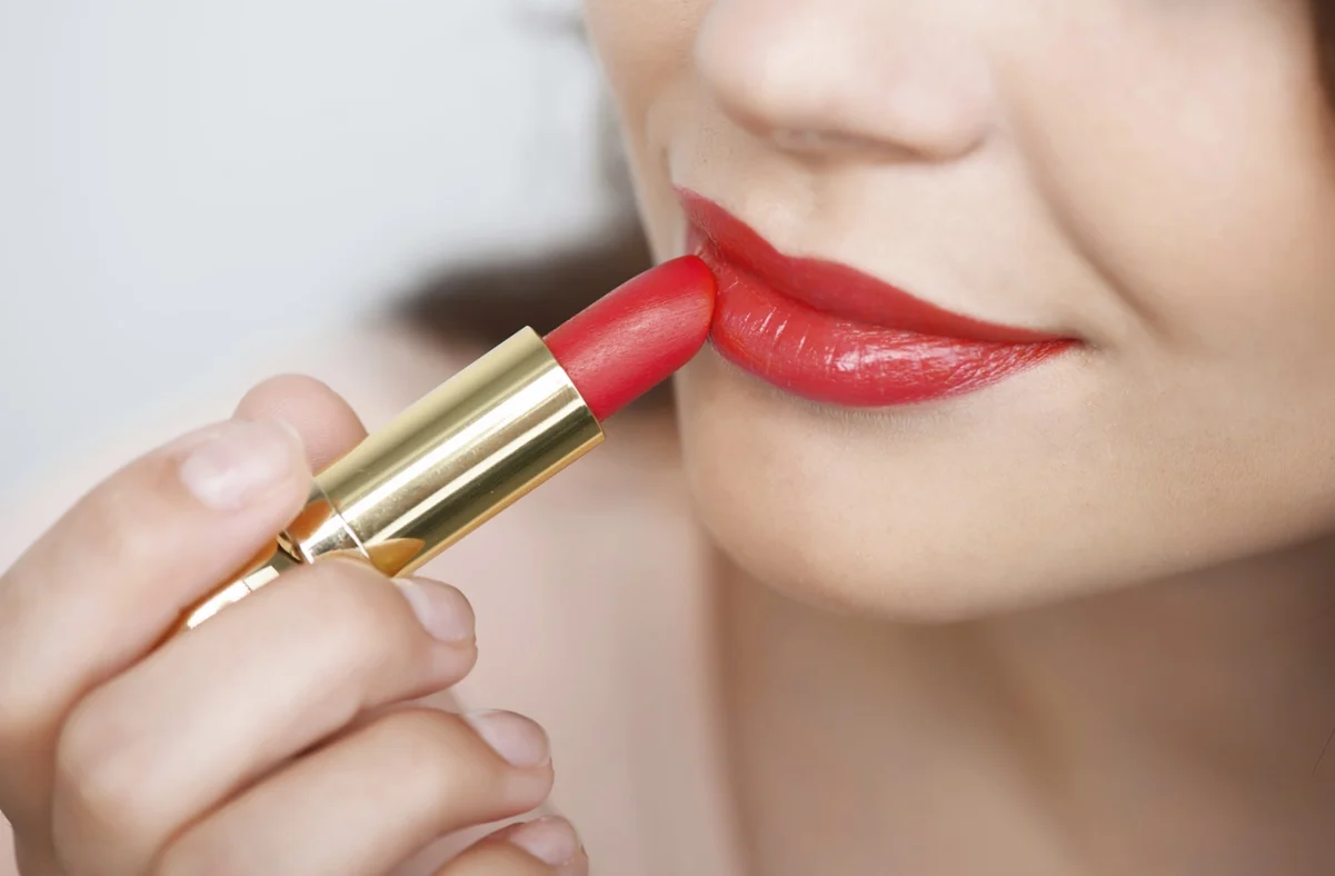 ¿Maquillaje antiCovid? Crean un lapiz labial antimicrobiano que protege contra varios virus