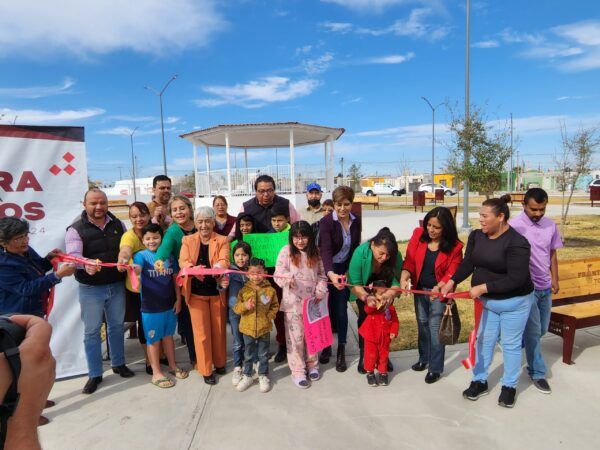 Hace Piña entrega de una nueva plaza