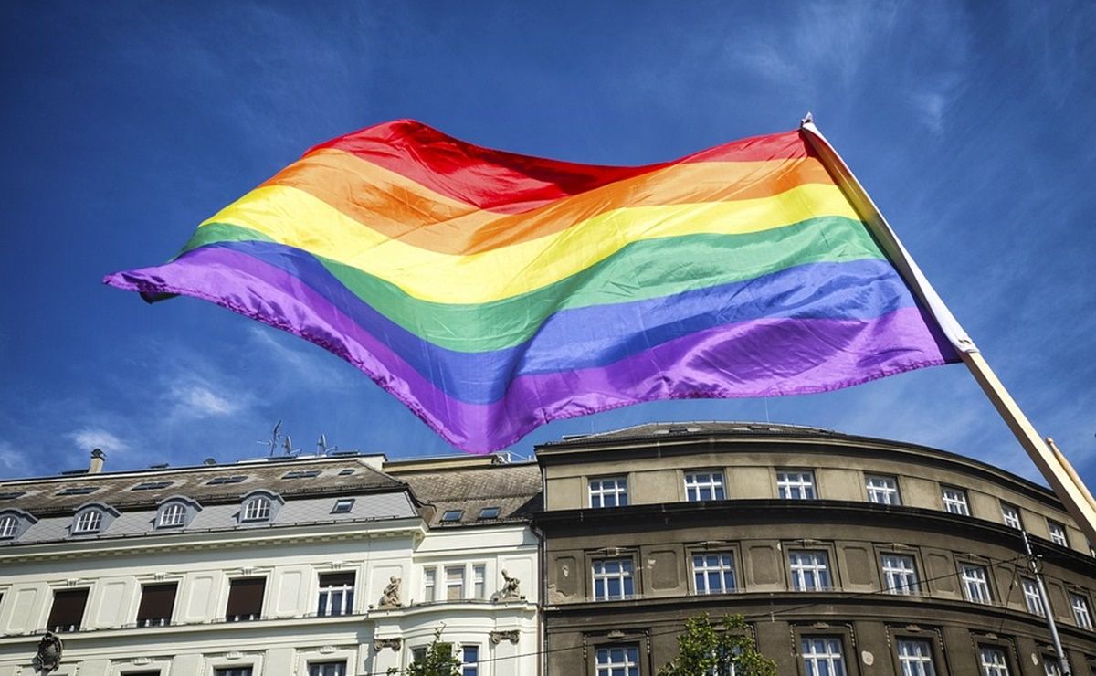 «No tendría que haber muerto»: suicidio de adolescente gay de 13 años conmociona a Francia