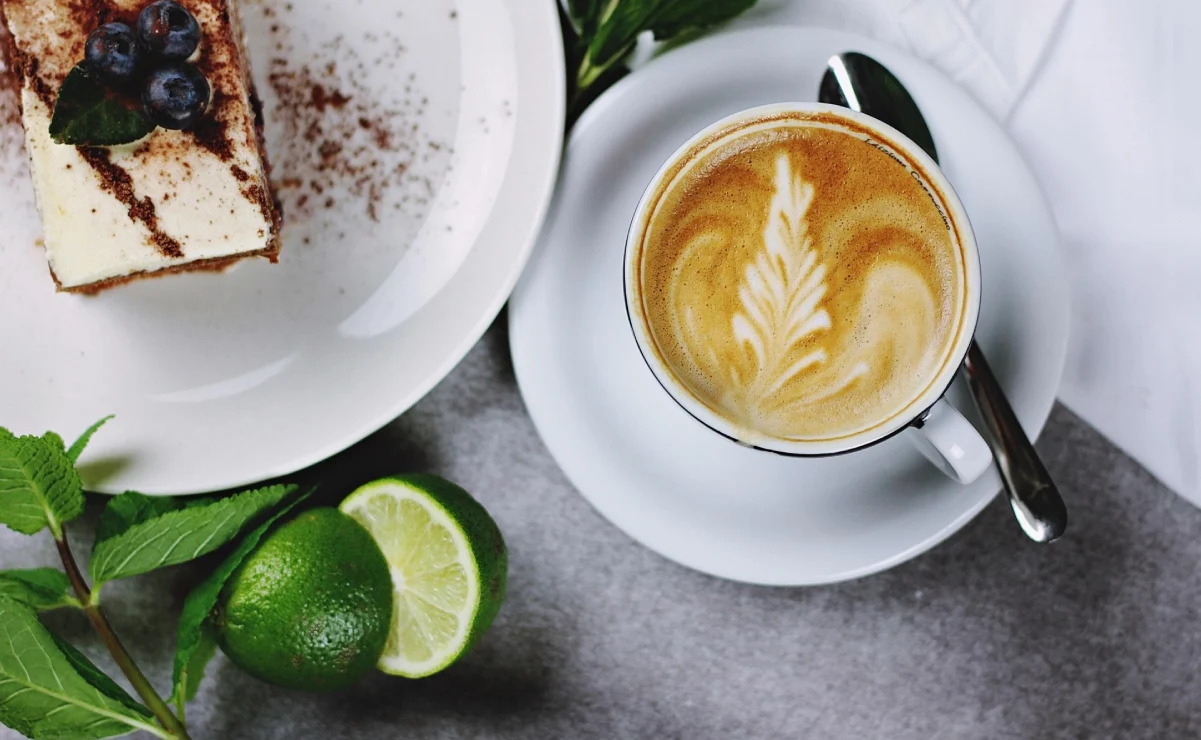 La moda de tomar café con limón, ¿realmente quema grasa?