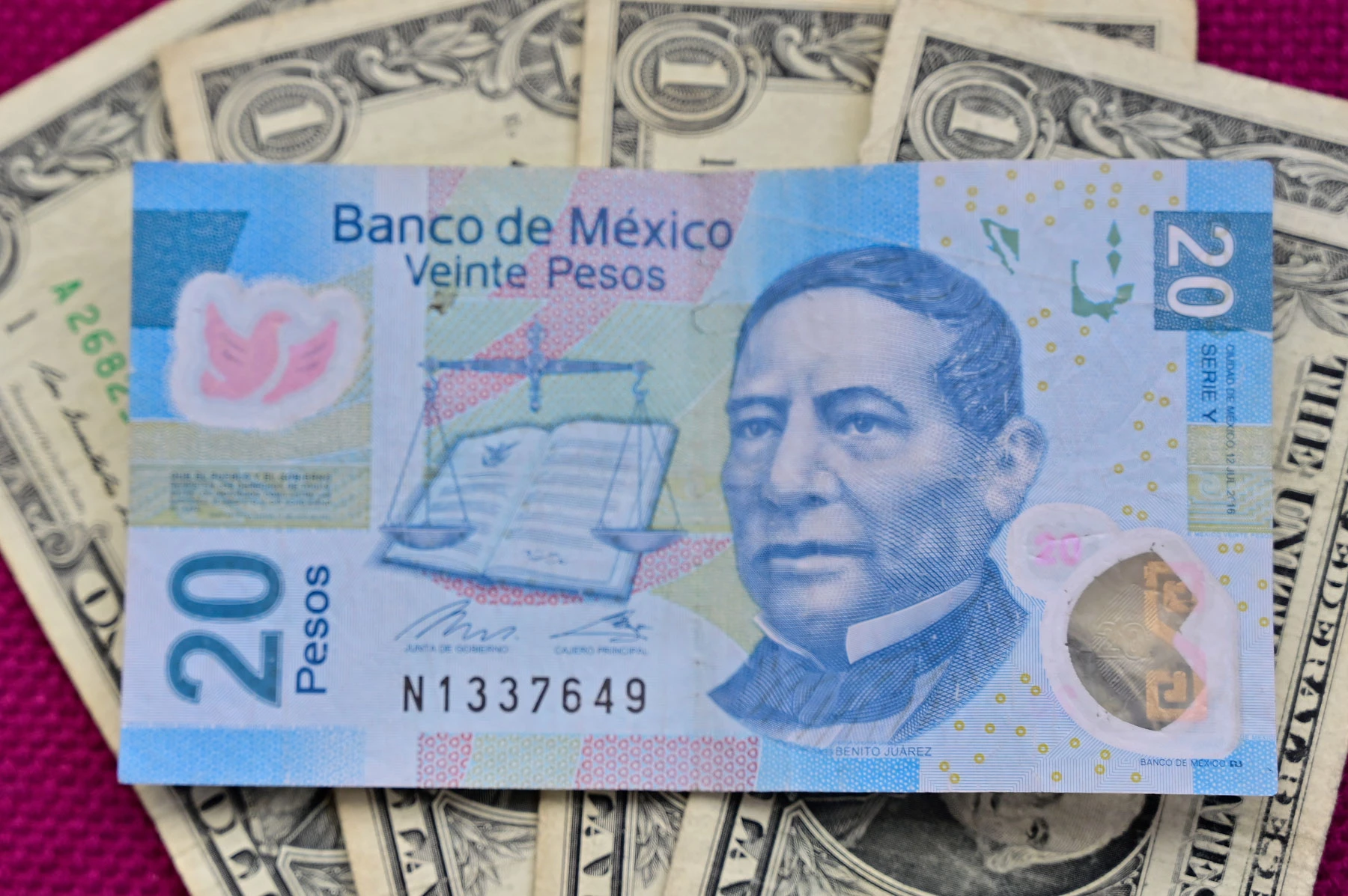 El peso se aprecia ligeramente este lunes y el dólar cotiza en $18.82