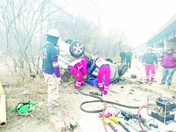 Muere predicador al caer auto de puente