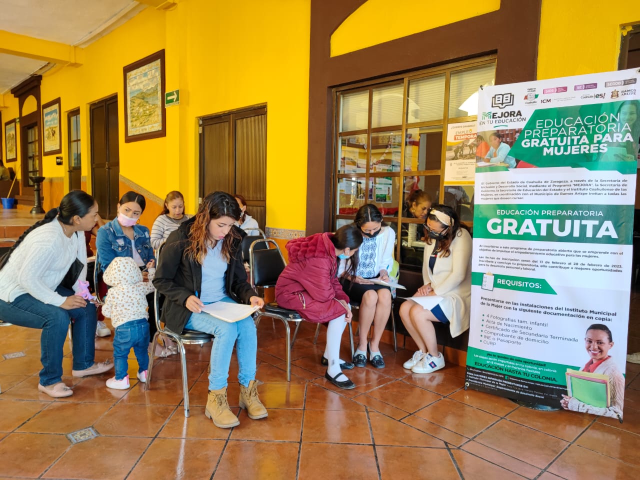 Se registran mujeres en becas educativas