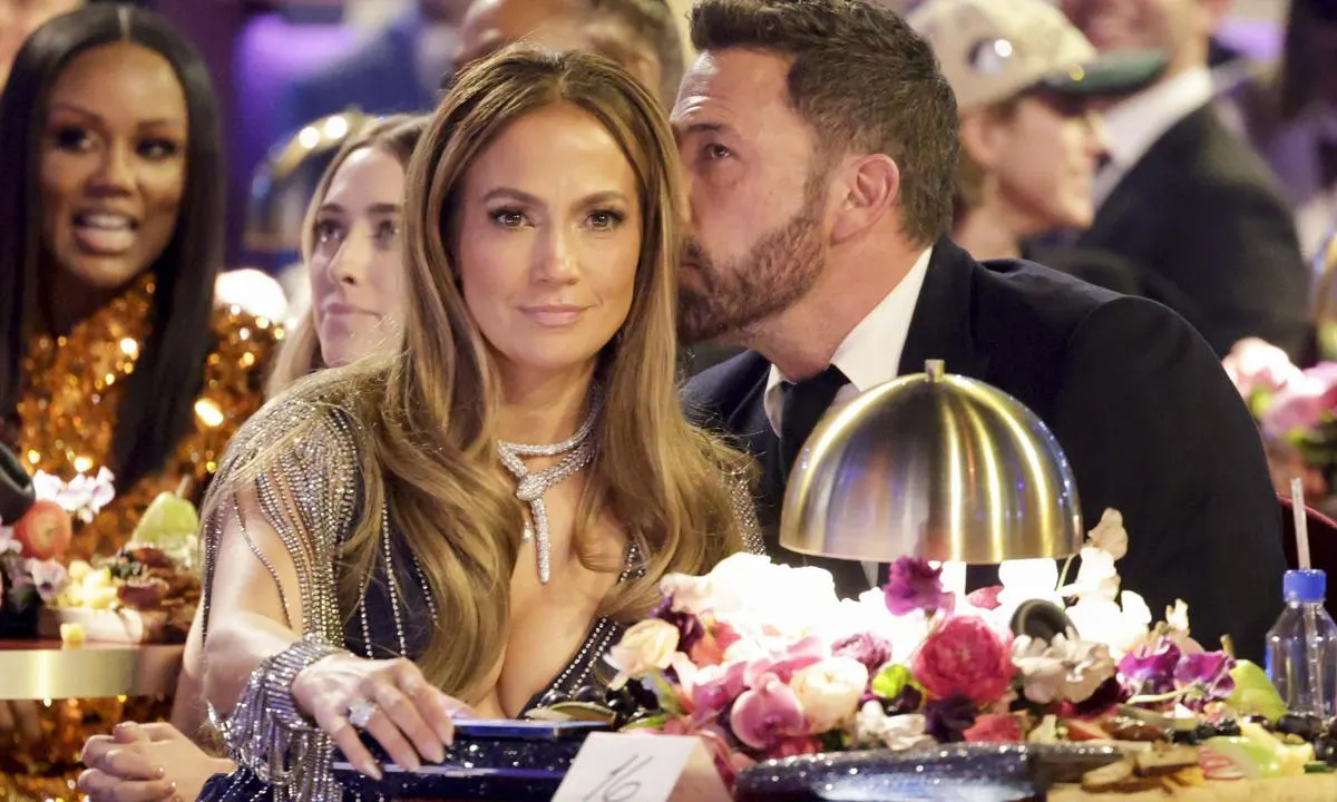 JLO LE REPROCHÓ A BEN AFFLECK POR SU CARA DE ABURRIMIENTO EN LOS GRAMMY, ¿QUÉ LE DIJO?