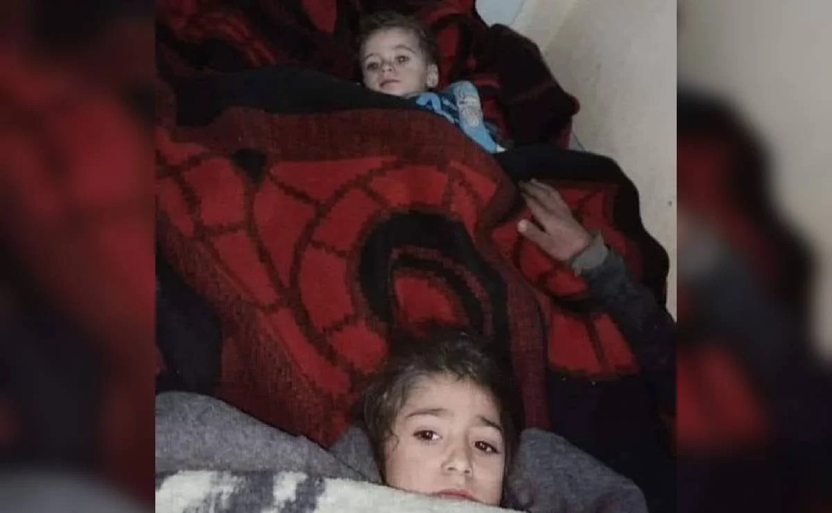 Rescatan en Turquía a niña de 7 años que durante 17 horas protegió la cabeza de su hermanito, tras terremoto