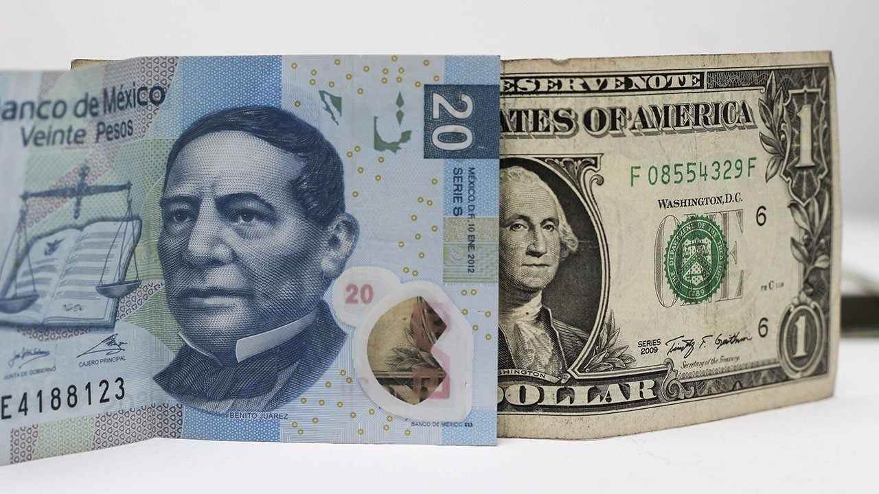 Peso toma fuerza mientras el dólar ‘espera’ las minutas de la Fed