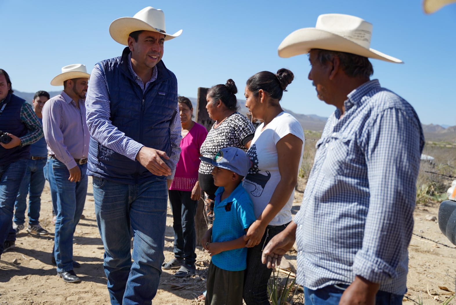 CUMPLE CHEMA MORALES CON OBRAS PRIORITARIAS EN EJIDOS