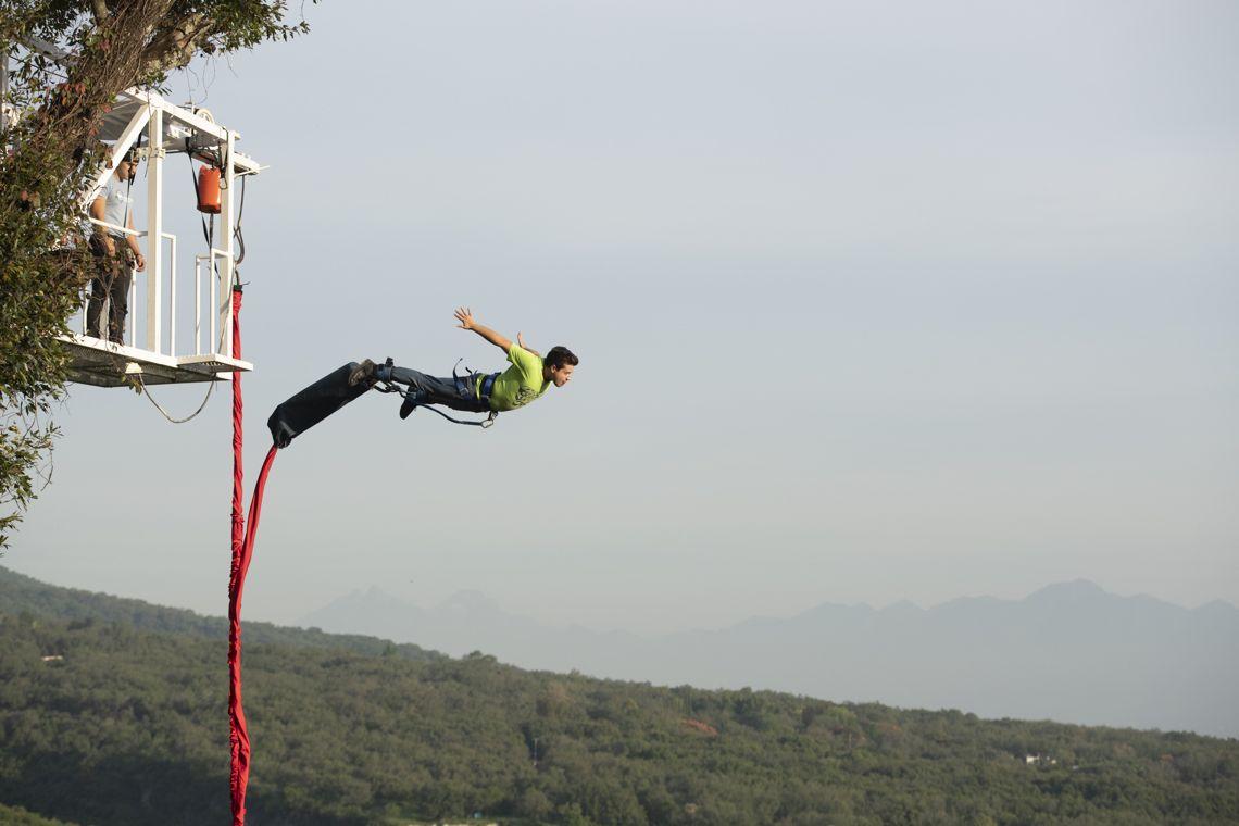 VIDEO: un hombre sobrevive de milagro tras romperse la cuerda de su bungee
