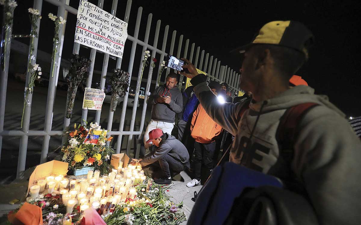 Migrantes piden justicia para víctimas de incendio en Juárez