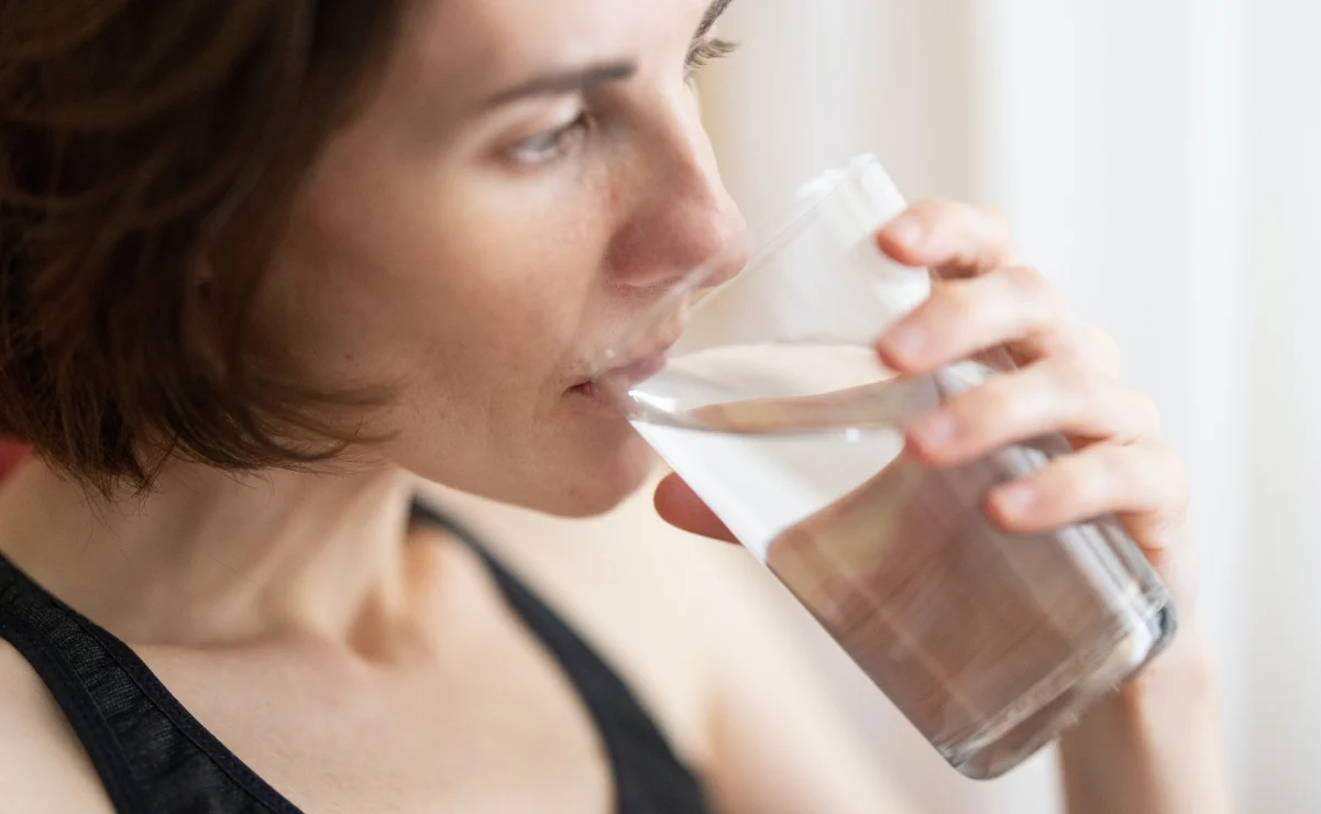 Cuánta agua se debe tomar en época de calor