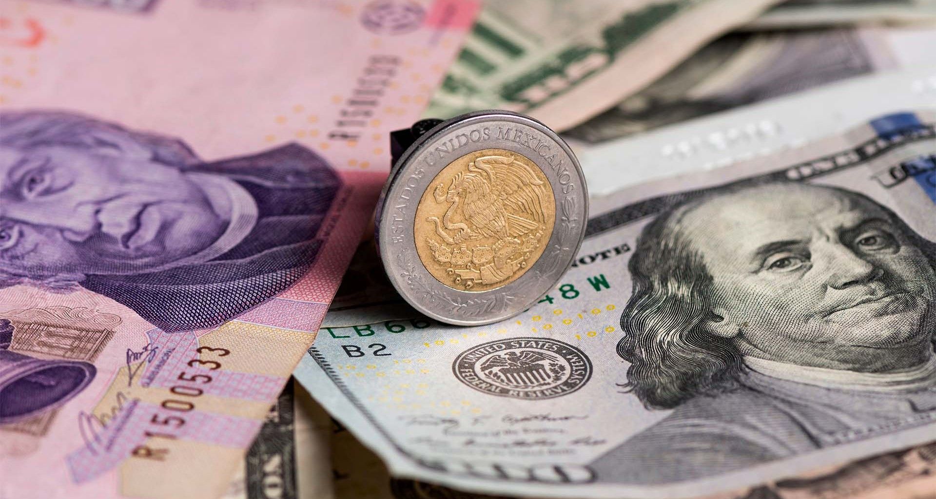 El peso ‘no tiene respiro’: ‘coquetea’ con las 19 unidades frente al dólar