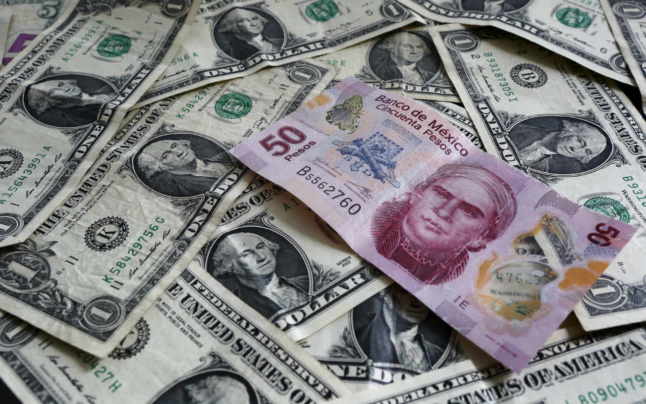 Peso ‘tropieza’ mientras el dólar gana terreno este viernes
