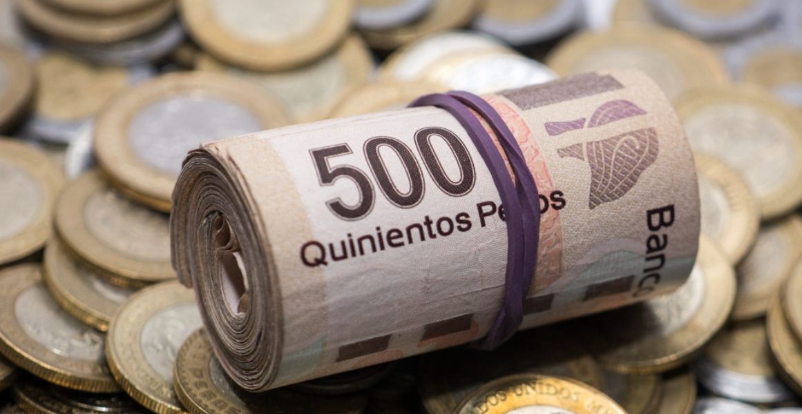 Peso da un ‘pasito’ atrás ante el dólar