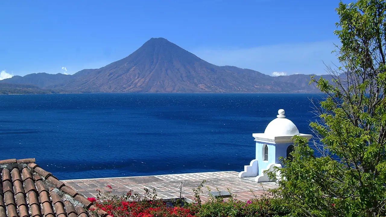 La misión de preservar el Atitlán, uno de los lagos más hermosos del mundo