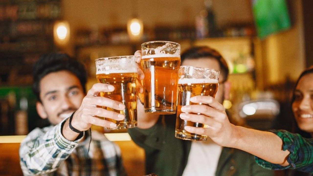 ¿Es mejor para la salud tomar una cerveza que una gaseosa?