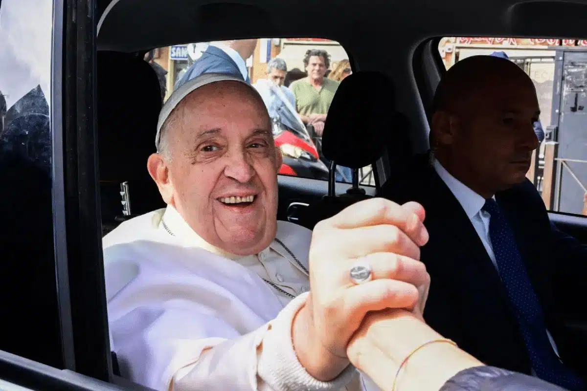 El papa Francisco bromea tras salir del hospital: «Todavía estoy vivo»