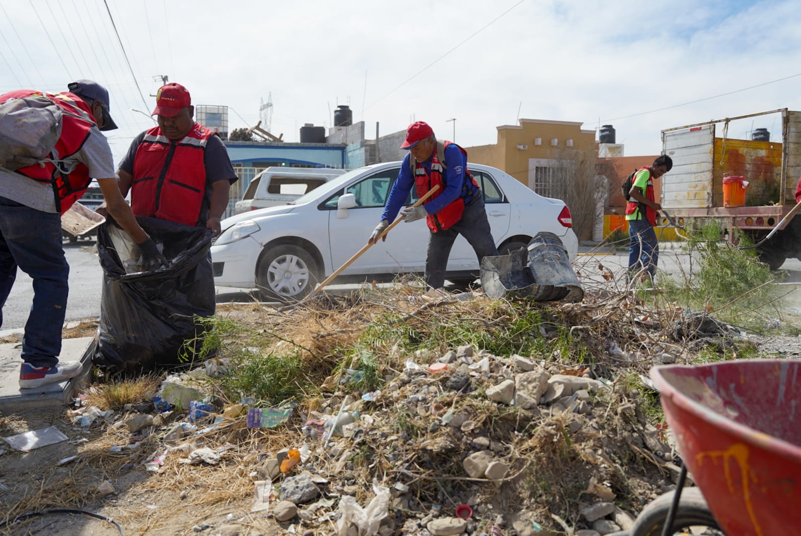 TRABAJAN BRIGADAS DE LIMPIEZA EN PARAJES DEL VALLE