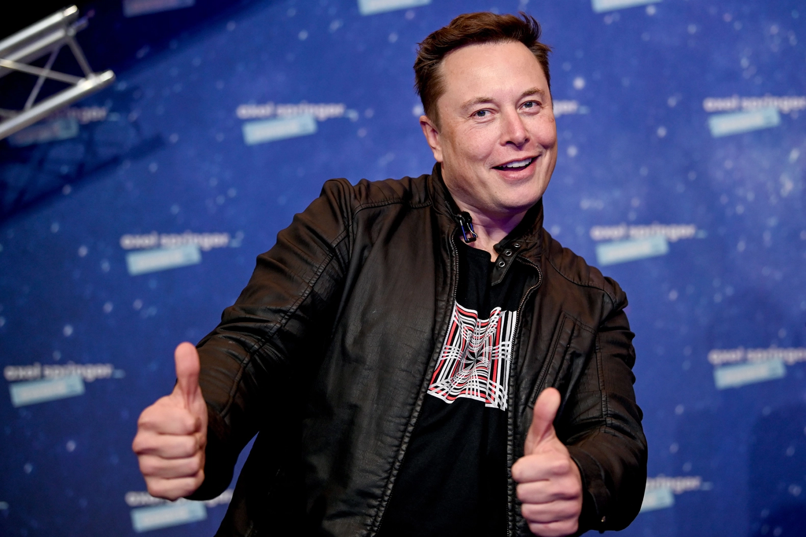 Elon Musk advierte que la IA podría causar la «destrucción de la civilización» aunque invierte en ella