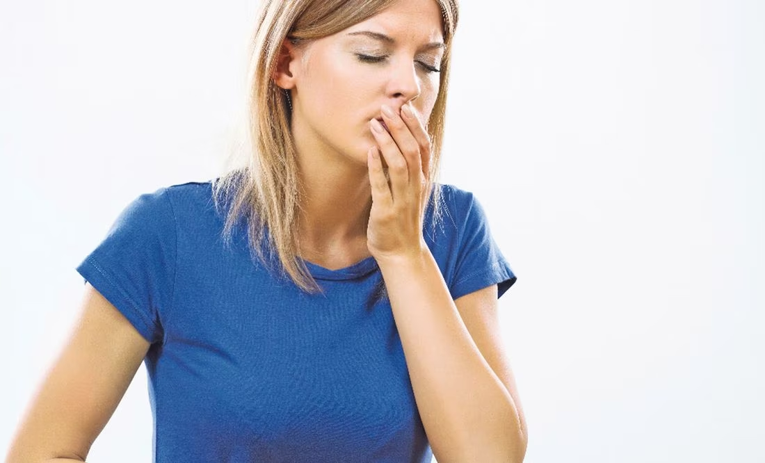 ¿Por qué no debo lavarme los dientes después de vomitar? Estos son los riesgos
