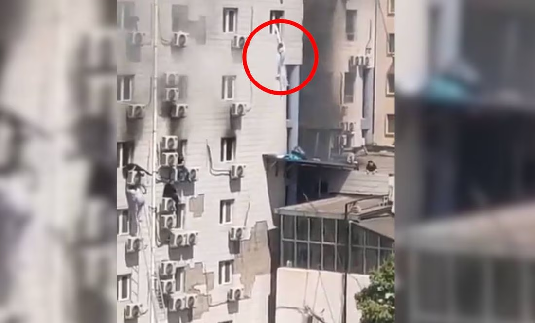Incendio en hospital en Beijing deja 21 muertos; video muestra personas saltando para salvarse
