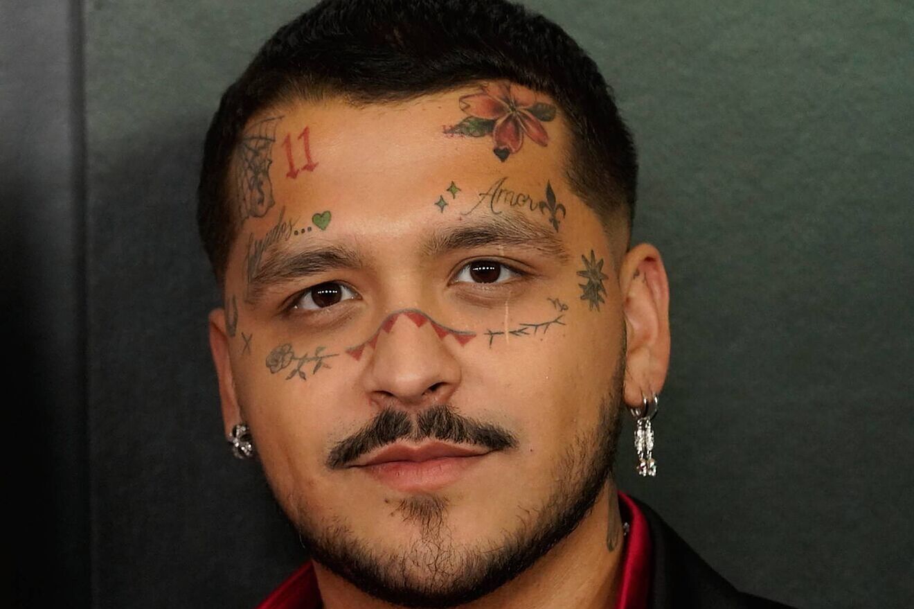 Christian Nodal cuenta cómo ha sido el proceso de borrarse los tatuajes del rostro