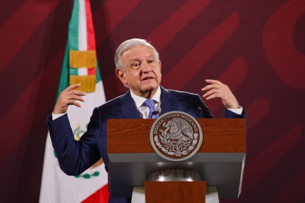Nos respetan narcos en retenes.- AMLO