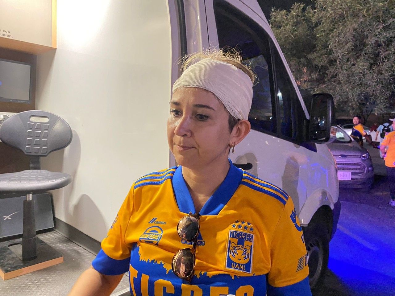 ¡El Volcán se cae a pedazos! Una aficionada de Tigres sufrió una herida en la cabeza por una piedra que se desprendió de las tribunas