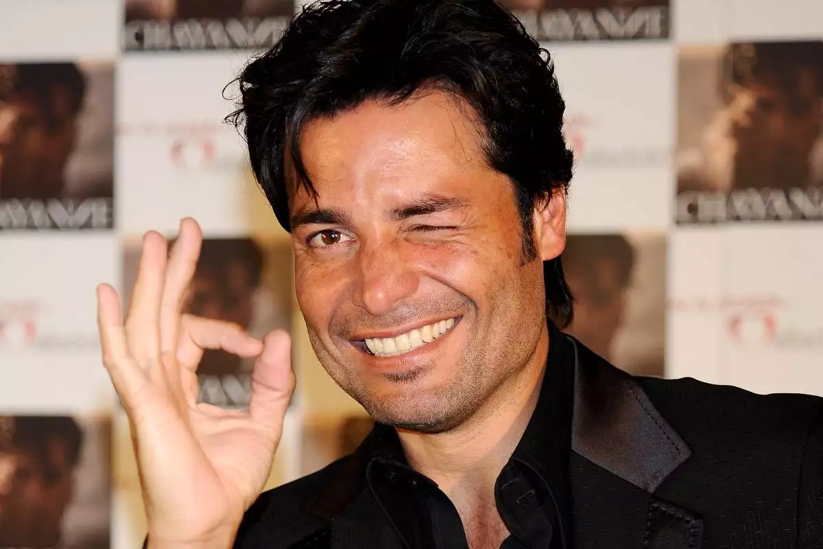 ¿Me quito la bata o me la dejo? Chayanne lanza polémica pregunta a sus fans
