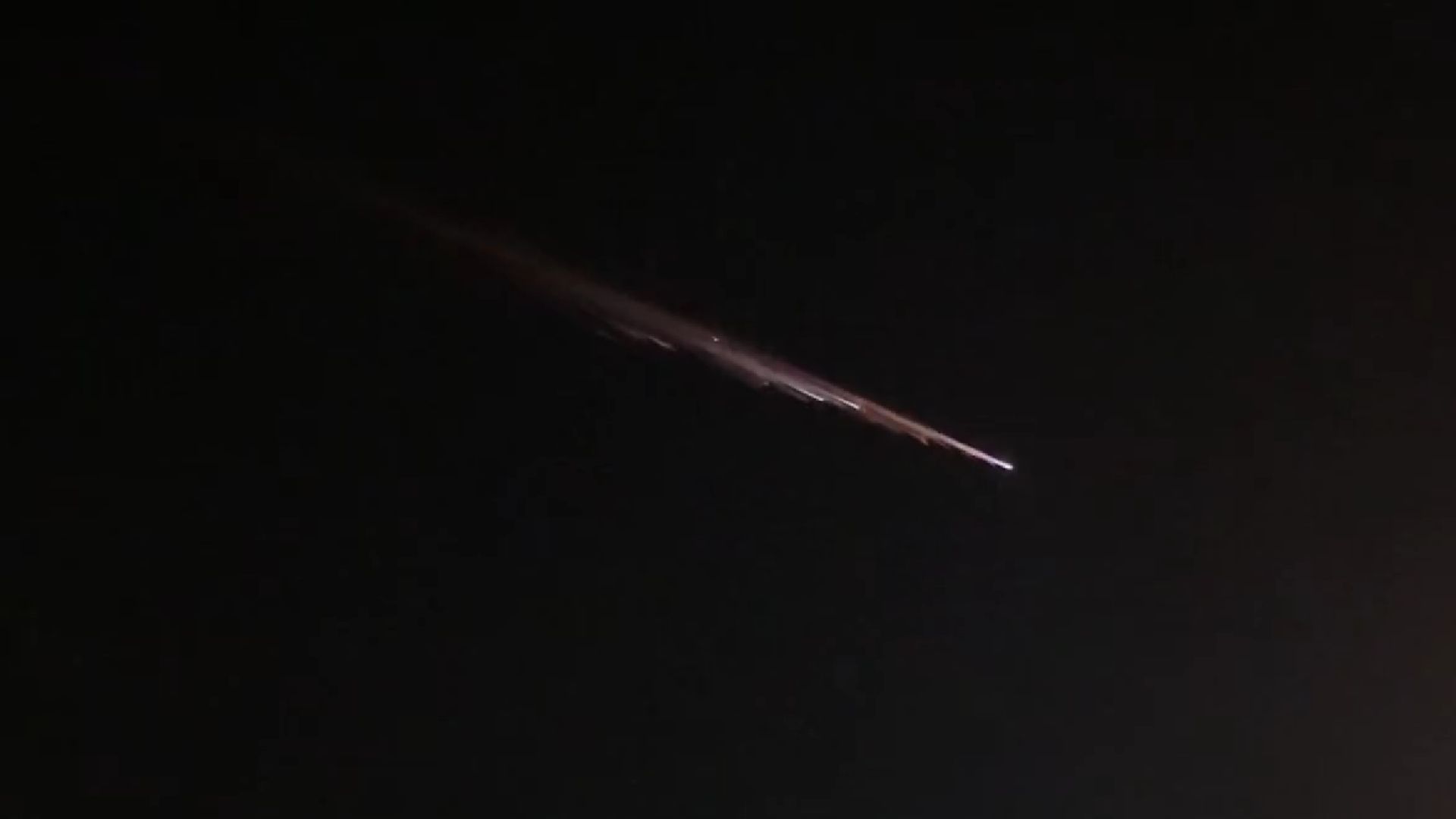 ¿Un cohete? Misteriosas bolas de fuego cruzan el cielo nocturno de Japón