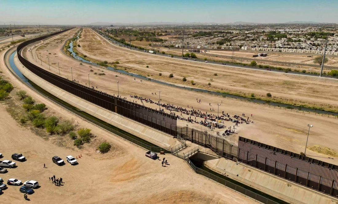 Juez bloquea liberación condicional de migrantes en frontera de EU