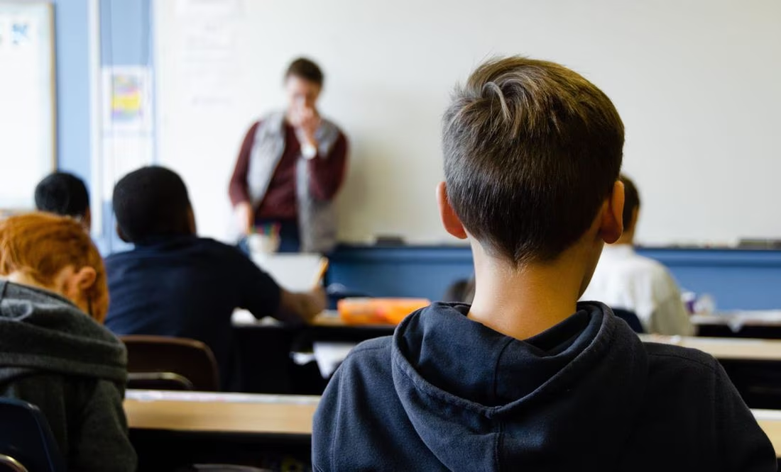 ”El grupito de atrás se me separa”: Frases típicas de profesores que sí o sí escuchaste