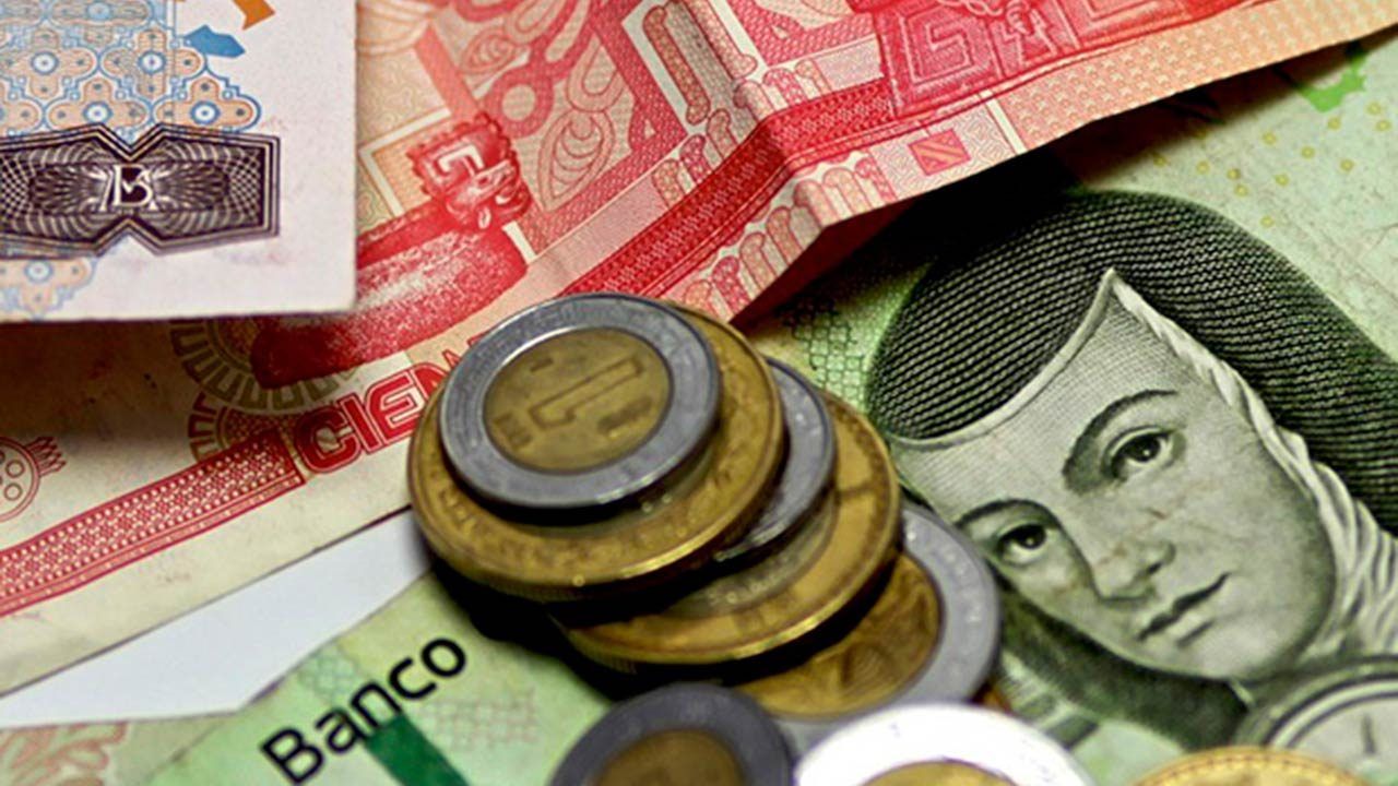 Peso extiende racha de pérdidas frente al dólar y se acerca a las 18 unidades