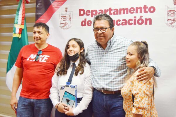 Motiva el Alcalde a alumnos destacados