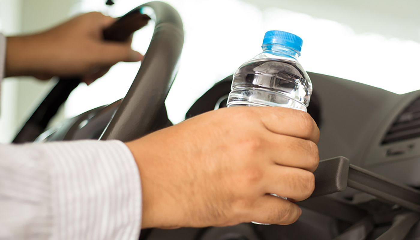 Por qué puede ser peligroso llevar una botella de agua en el auto