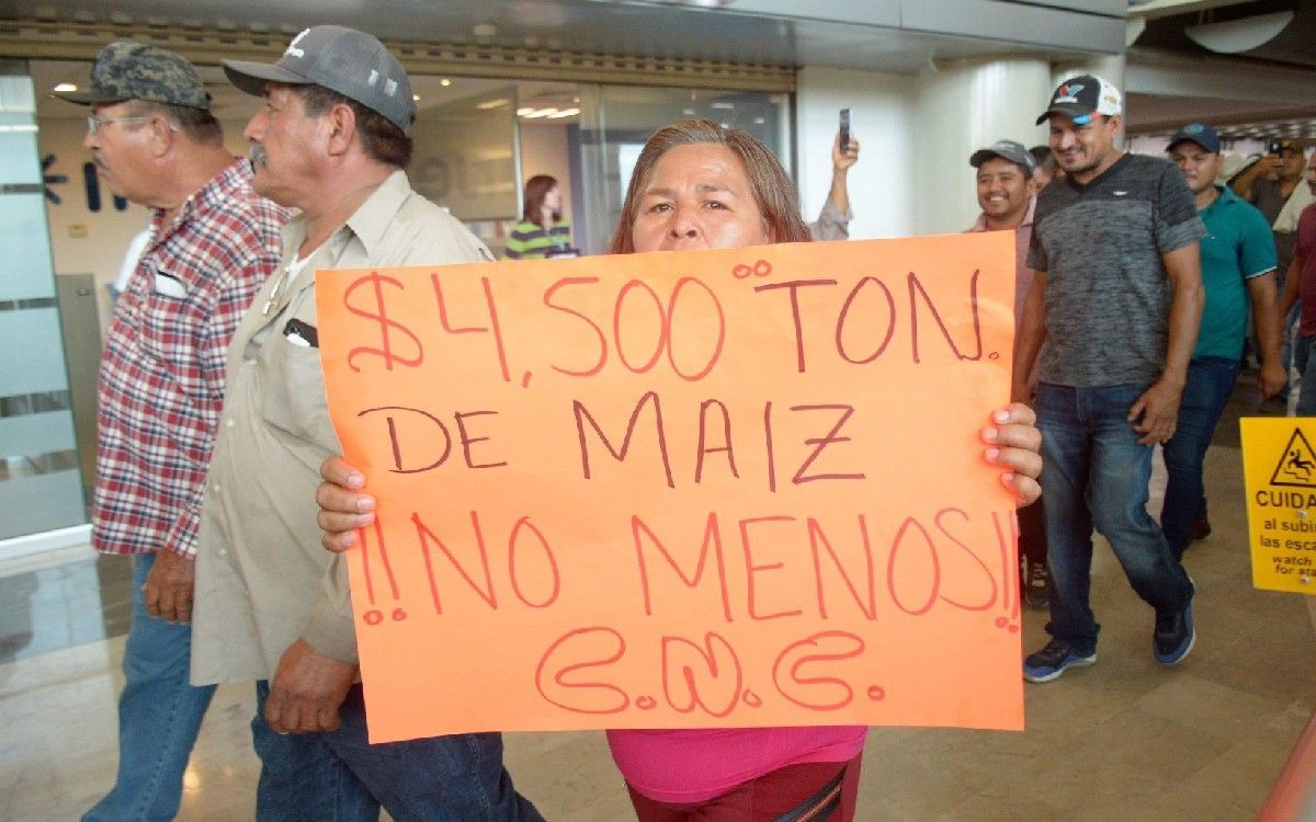 Aeropuerto de Culiacán cerrado por protestas de campesinos