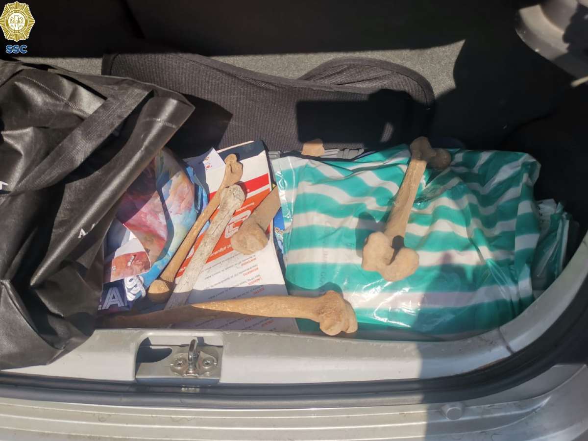 Detienen a dos mujeres robando esqueletos en panteón de Iztapalapa