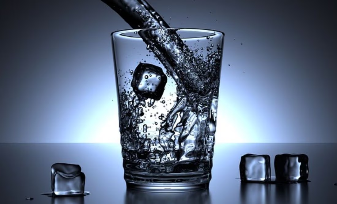 ¿Qué pasa si tomas agua helada en época de calor?