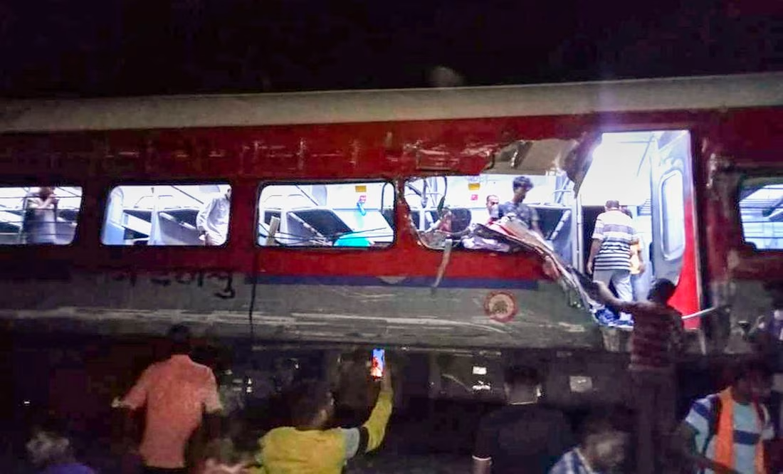 Suben a 120 los muertos y 800 los heridos en un choque entre trenes en el este de India