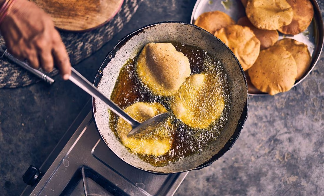Los riesgos de cocinar con aceite requemado una y otra vez