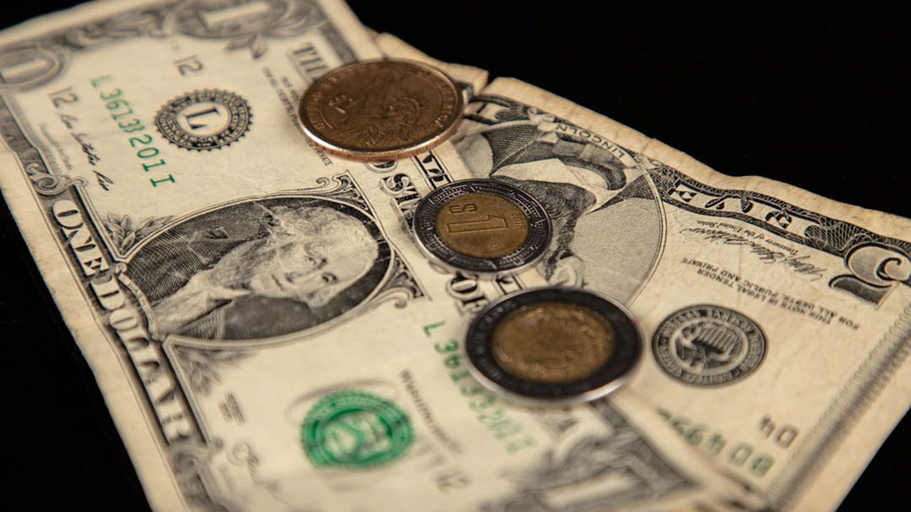 Peso se acerca a romper el piso de las 17 unidades frente al dólar
