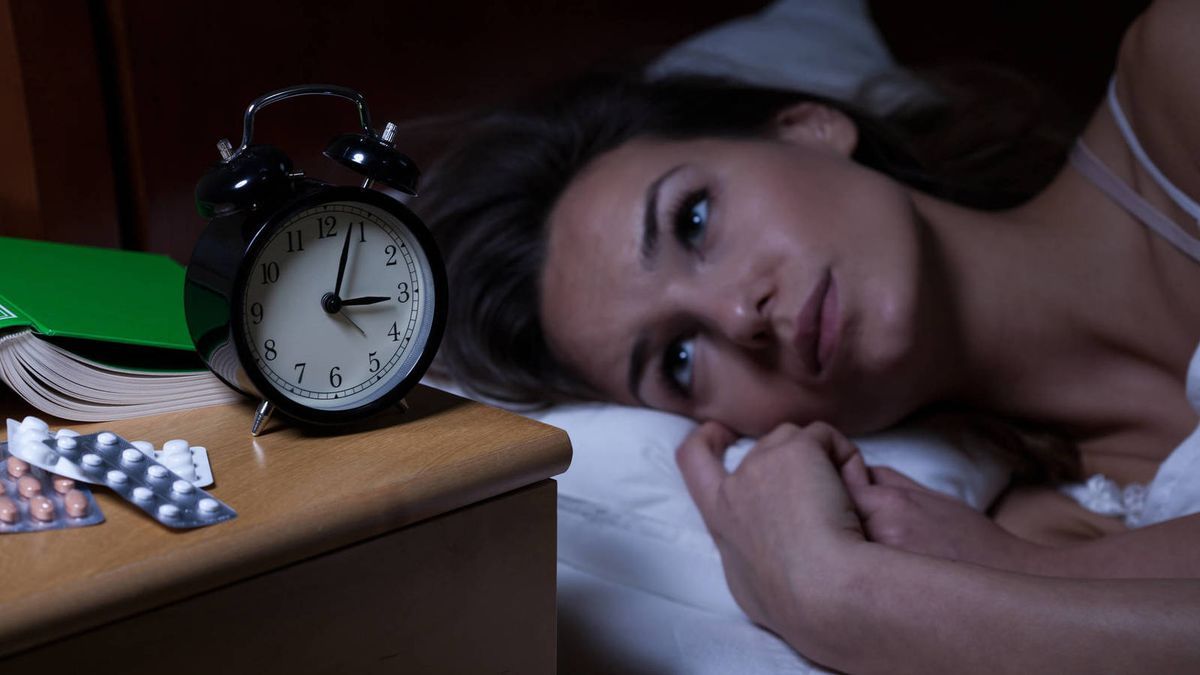 ¿Te despiertas en la noche? Esto es lo que deberías hacer para volver a conciliar el sueño