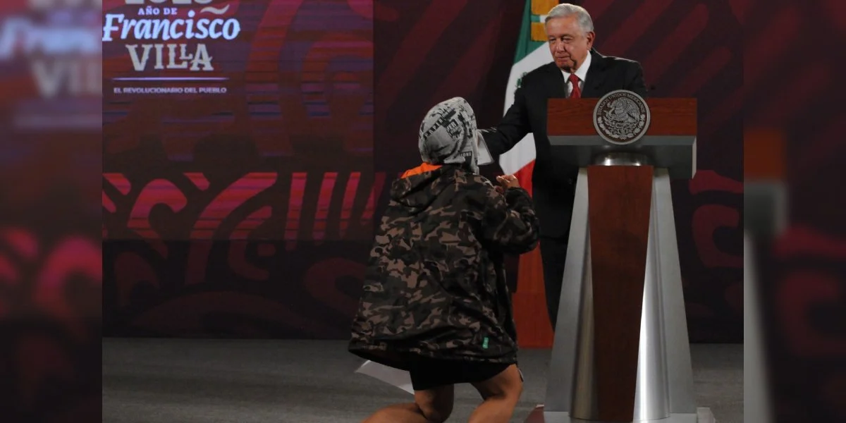  Mujer irrumpe en la mañanera de AMLO para solicitarle ayuda