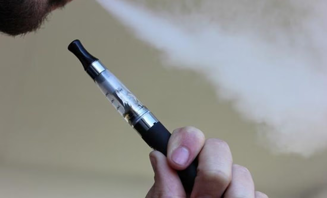 Joven obliga a niña de 4 años a fumar de un vaporizador y desata críticas en redes