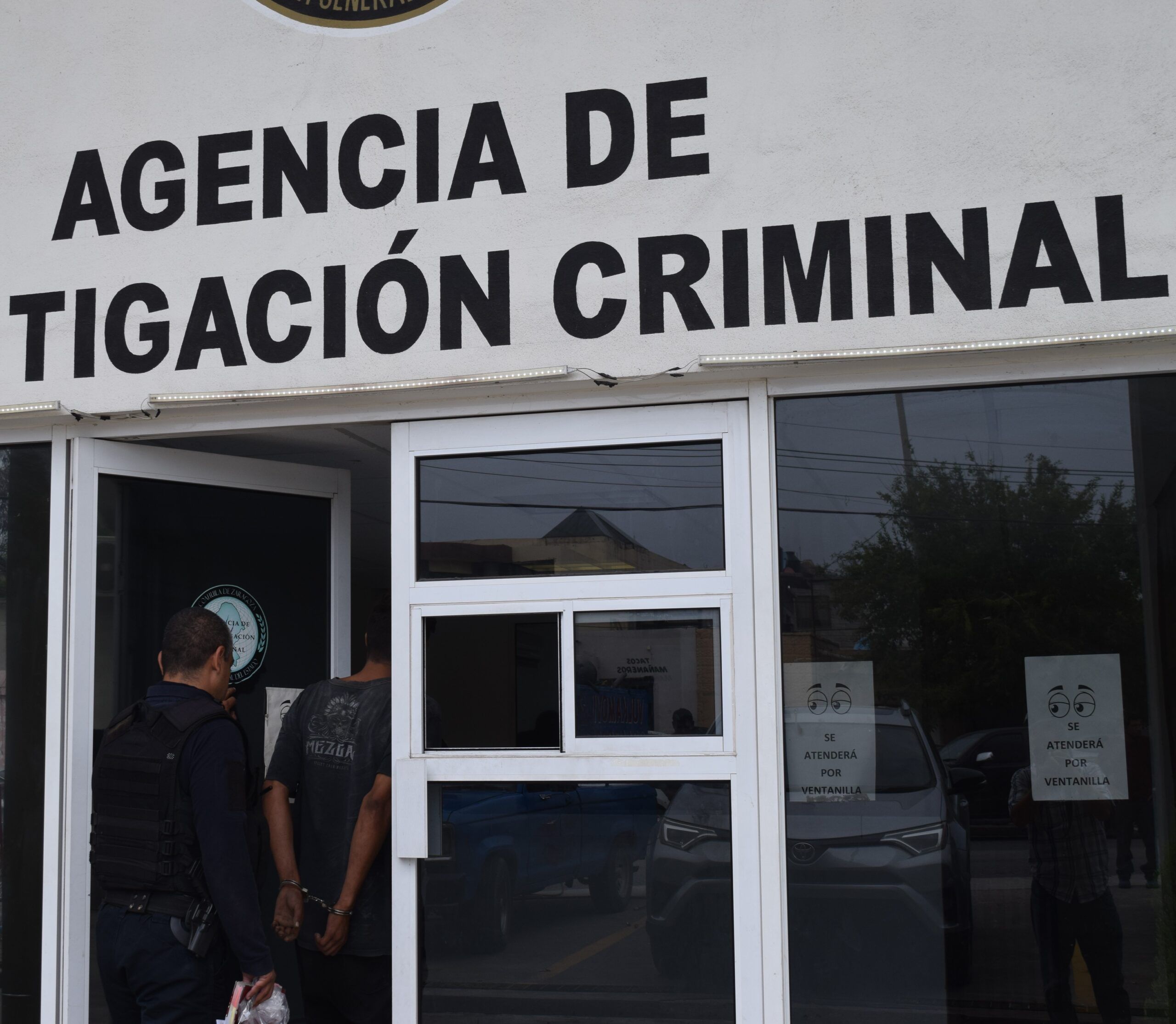 Lo sorprende cámara robando a su vecina