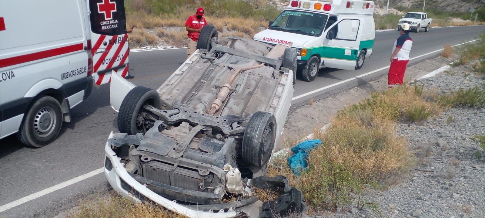 Aparatosa volcadura; sólo daños materiales