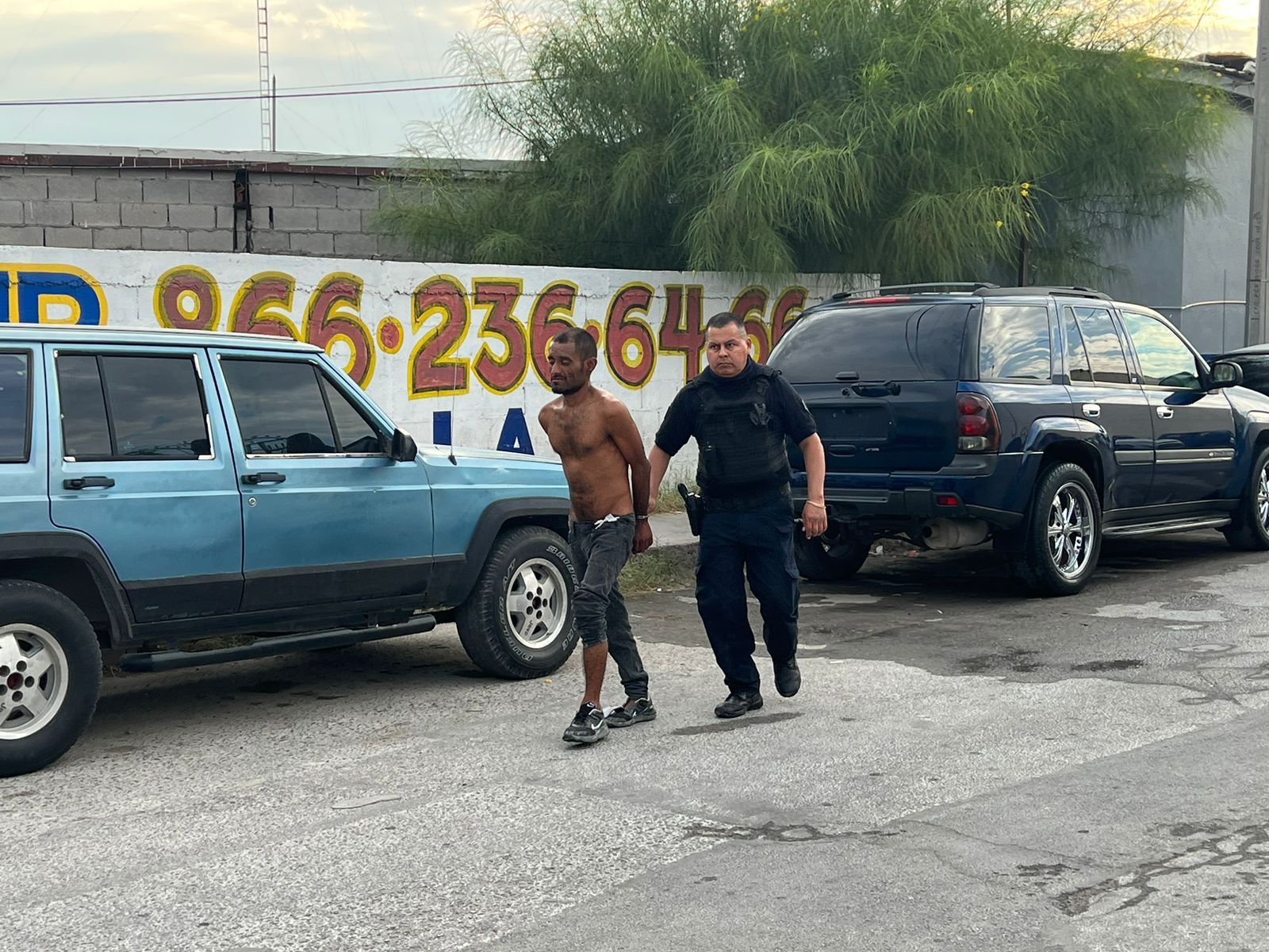 Impiden policías robo a comercio