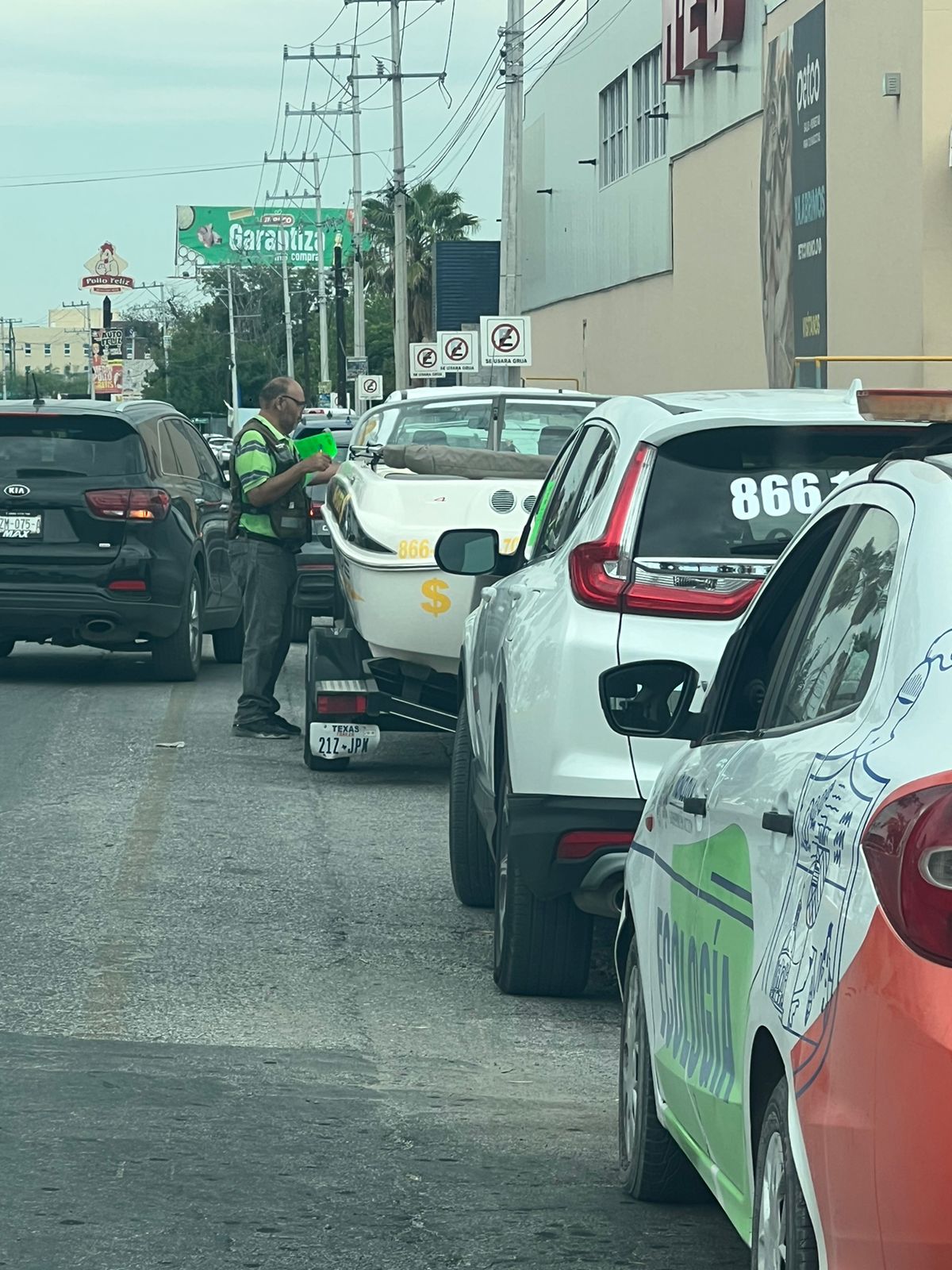 Retira Ecología “lotes” sobre boulevard Pape