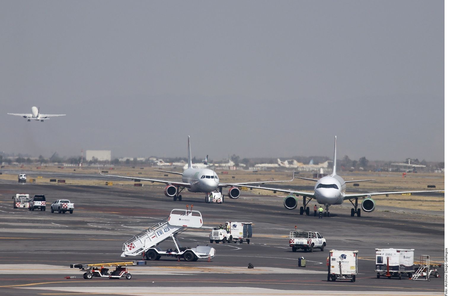 Chocan el Gobierno y aerolíneas por AICM