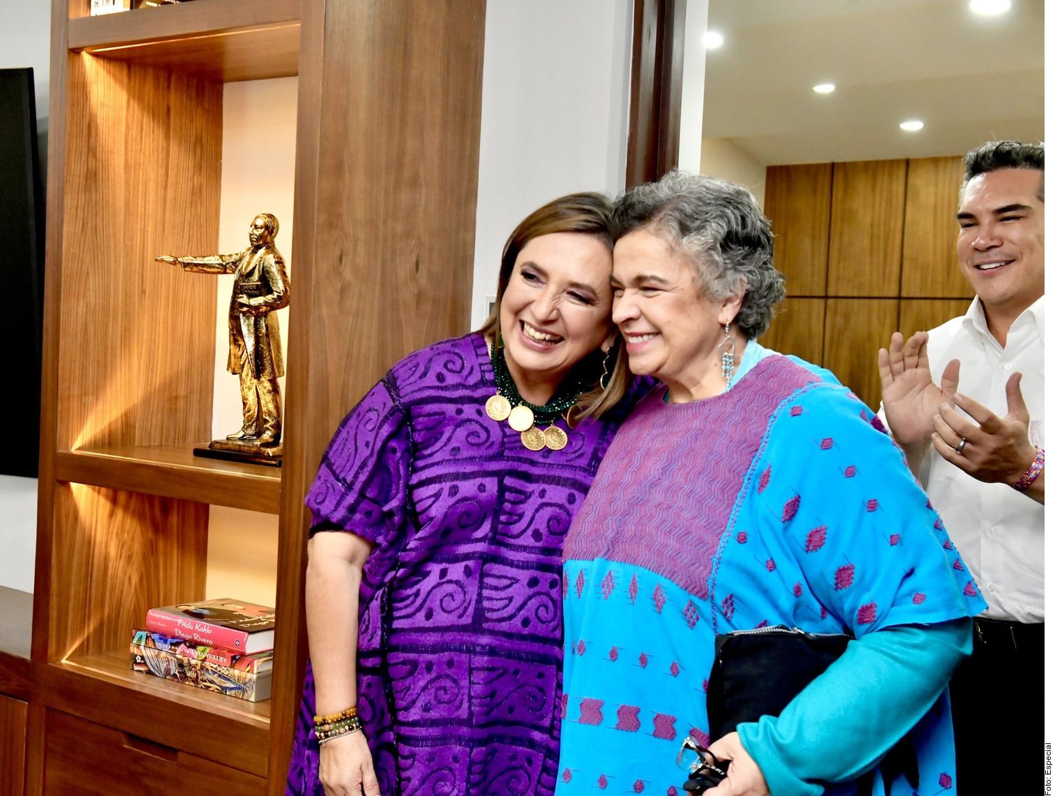 Senadoras sellan contienda interna con un abrazo