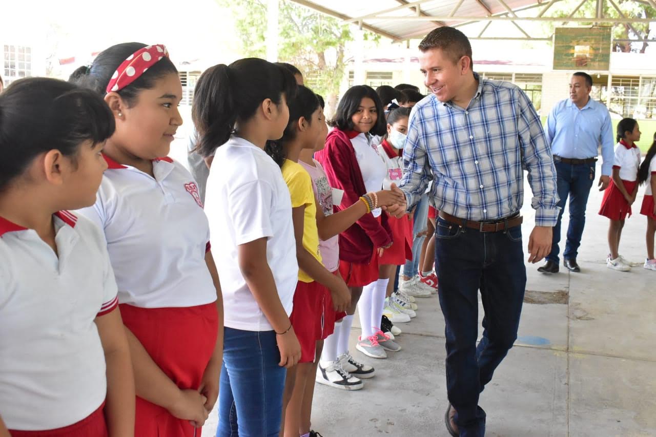 Reciben alumnos apoyos escolares